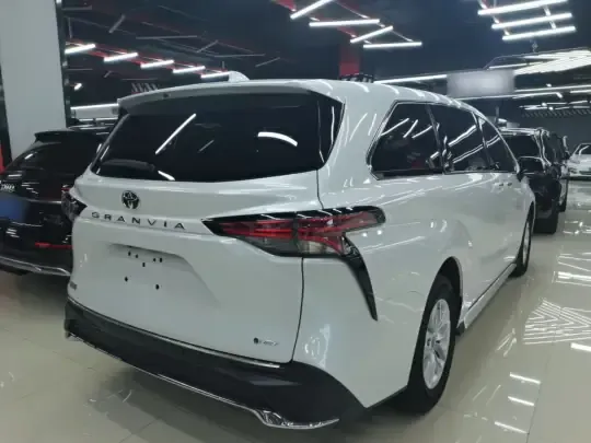 Toyota Granvia 2024 (35600 км)