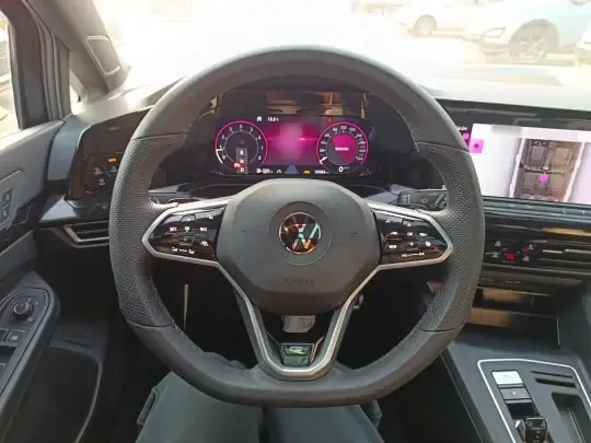 Volkswagen Golf 2024 (10600 км)