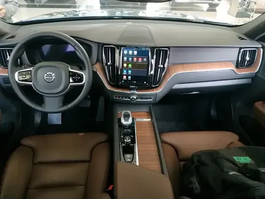 Volvo XC60 2025 (3600 км)