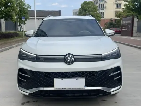 Volkswagen Tiguan L 2024 (8800 км)