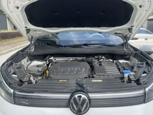 Volkswagen Tiguan L 2024 (8800 км)