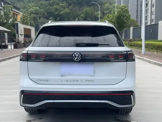 Volkswagen Tiguan L 2024 (8800 км)