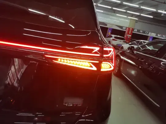 Hongqi HS5 2025 (3400 км)