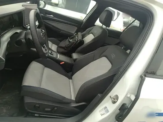 Volkswagen Golf 2025 (6100 км)