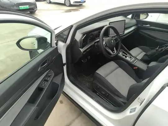 Volkswagen Golf 2025 (6100 км)
