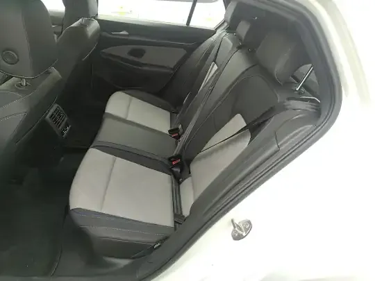 Volkswagen Golf 2025 (6100 км)