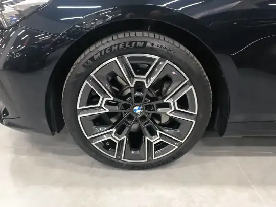 BMW 5 Series 2025 (4200 км)