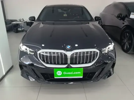 BMW 5 Series 2025 (8300 км)