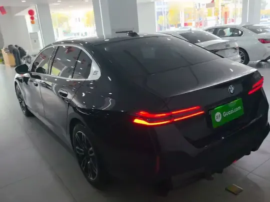 BMW 5 Series 2025 (8300 км)