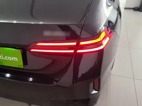 BMW 5 Series 2025 (8300 км)