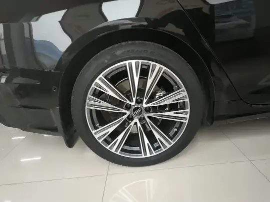 Audi A6L 2025 (5600 км)