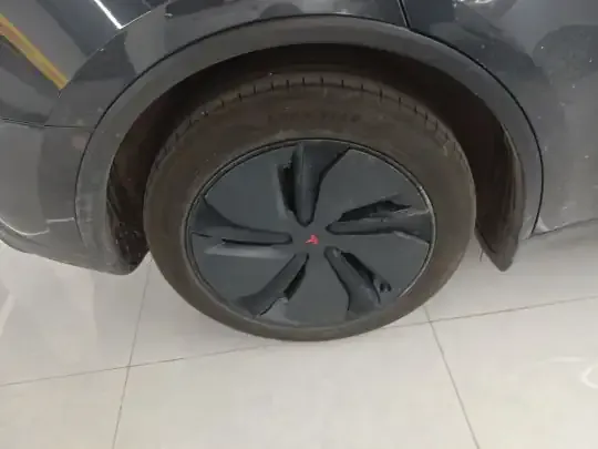 Tesla Model Y 2025 (37300 км)