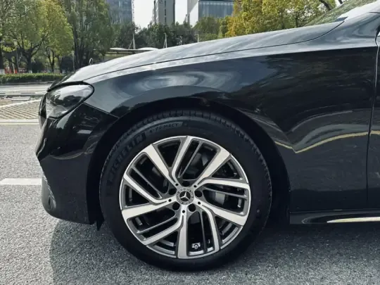 Mercedes-Benz E-Class 2025 (2800 км)
