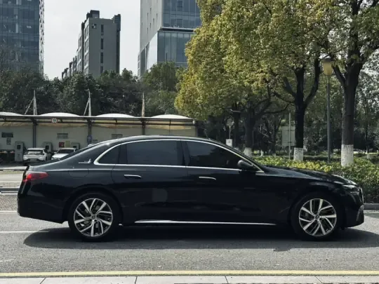 Mercedes-Benz E-Class 2025 (2800 км)