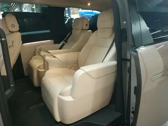Li Auto MEGA 2025 (27700 км)