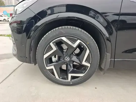 Volkswagen Tiguan L 2025 (4700 км)
