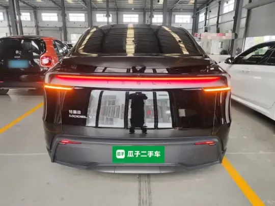 Tesla Model Y 2025 (4400 км)