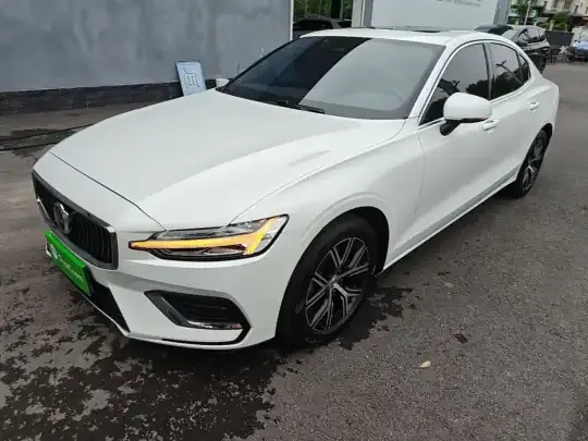 Volvo S60 2026 (4100 км)