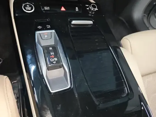 Audi Q6L e-tron 2026 (2300 км)