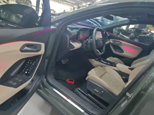 Audi Q6L e-tron 2026 (2300 км)