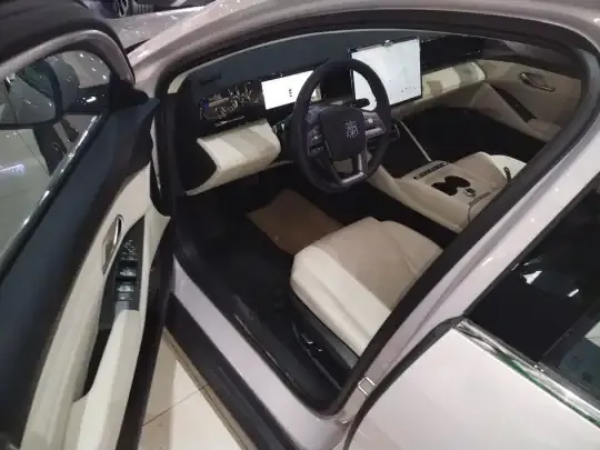 BYD Qin L 2025 (900 км)