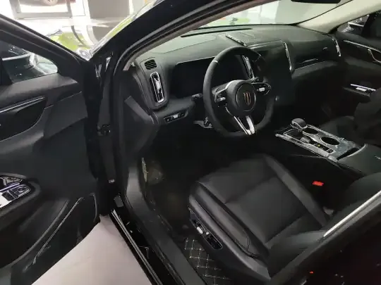Hongqi HS3 PHEV 2025 (1400 км)