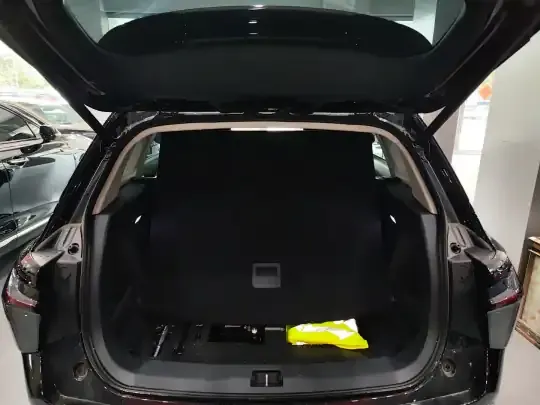 Hongqi HS3 PHEV 2025 (1400 км)
