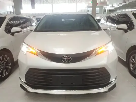 Toyota SIENNA 2026 (7400 км)