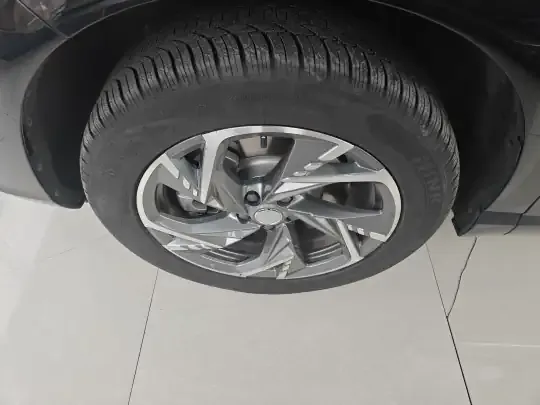 Hongqi HS3 PHEV 2025 (8300 км)