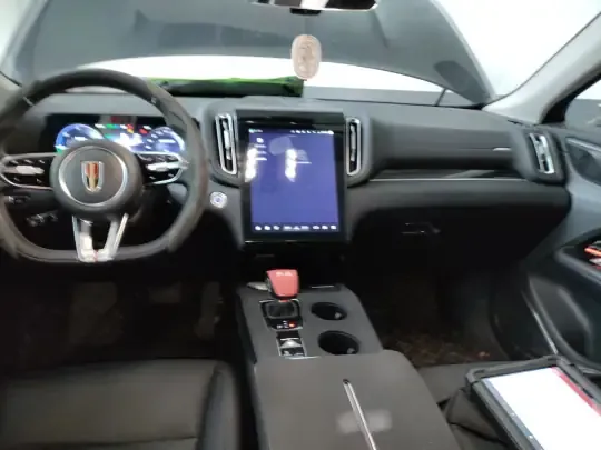 Hongqi HS3 PHEV 2025 (5200 км)