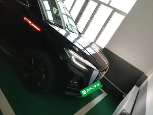 Hongqi HS3 PHEV 2025 (5200 км)