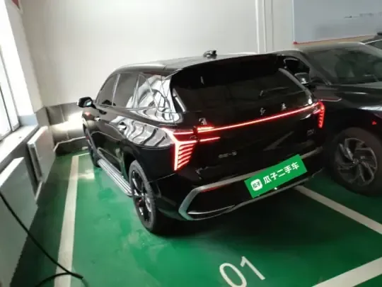 Hongqi HS3 PHEV 2025 (5200 км)