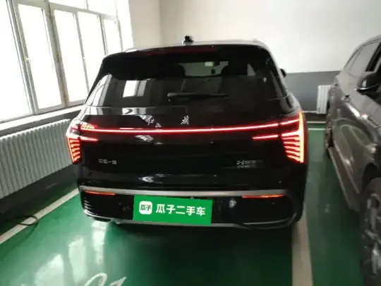Hongqi HS3 PHEV 2025 (5200 км)