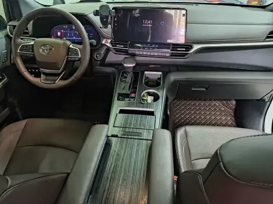 Toyota Granvia 2026 (6200 км)