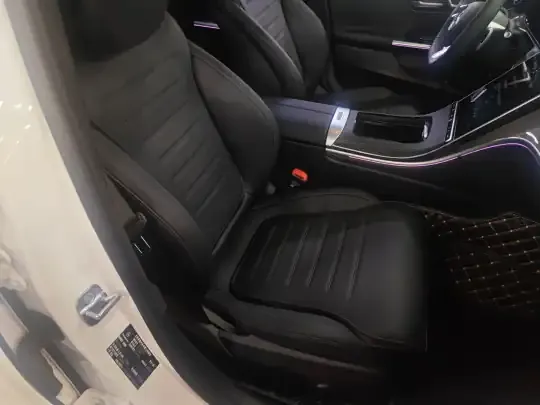 Mercedes-Benz C-Class 2026 (14100 км)